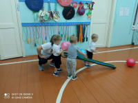 катание мяча с горки